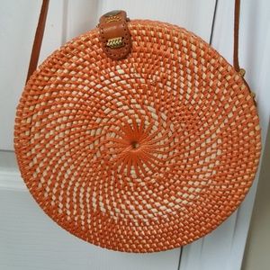 Straw round purse